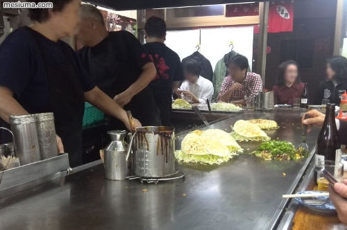 カープ東京支店 神田で広島風のそば入りお好み焼き メシウマブログ